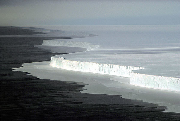 2000年11月，B-15A冰山從南極羅斯冰架之上分離出來，是目前世界上最大的冰山。（Joshlandis / National Sciebce Foundation / AFP）