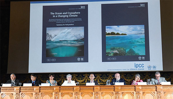 政府間氣候變化專門委員會（IPCC）是一個有科學家參與的政治機構。圖為IPCC一組研究人員2019年9月25日在摩納哥海洋博物館做有關海洋和冰凍圈的特別報告。（Yann Coatsaliou / AFP）
