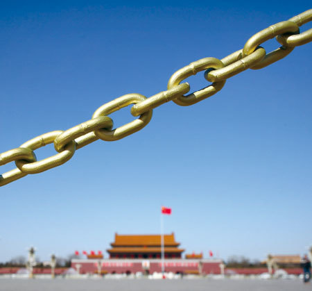鐵鍊女事件在麻木的中國社會激起震天動地的反響，令人一度看到衝破鐵幕的希望。但禁錮鐵鍊女的鐵鍊並沒有真的解脫，悲劇依然還在延續。（Feng Li/Getty Images）