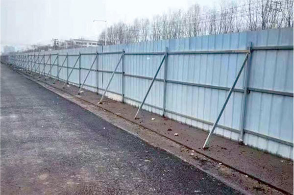 囚禁鐵鍊女20多年的江蘇省徐州市豐縣董集村，被一個綿延數百米的鐵皮圍牆圍成了「鐵籠村」，外人不得進入。（twitter.com/jenniferatntd）