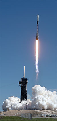 美國太空探索技術公司（SpaceX）的星鏈（Starlink）系統在幫助烏克蘭抵抗俄軍上發揮了重要作用。圖為2022年4月8日，SpaceX向空間站發射首個純太空旅遊團組。（Red Huber/Getty Images）