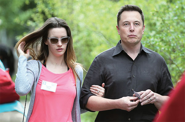 2015年7月8日，馬斯克和他的第二任妻子，來自英國的演員塔魯拉•萊利（Talulah Riley）出席在愛達荷州舉行的太陽穀峰會。（Scott Olson / Getty Images）