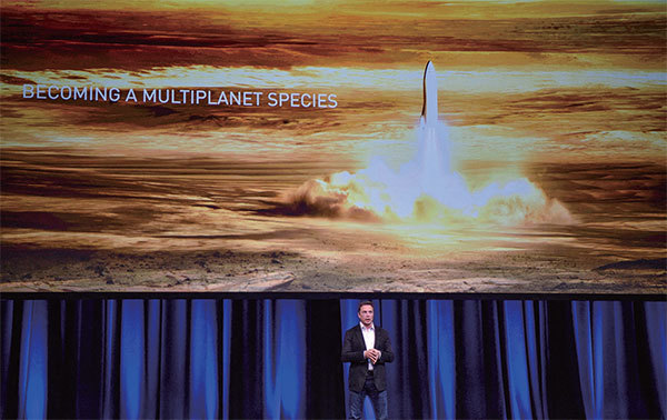 馬斯克獨資成立的太空探索技術公司（Space X），在連續三次太空發射失敗後，第四次發射終於成功。圖為2017年馬斯克在澳洲舉行的第68屆國際宇航大會上發表講話。（Peter Parks / AFP）