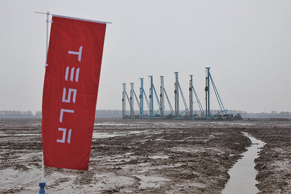 馬斯克的上海車廠破土動工於2018年。然而世界進入2022年，整個對華投資的大環境甚至整個西方世界對中國的看法都已產生巨大的變化。圖為2019年1月在上海舉行的特斯拉工廠奠基儀式。（STR / AFP）