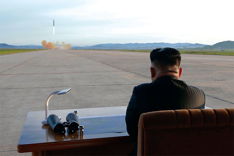 北韓9月15日發射的導彈以UDMH燃料為動力，多年來從中共獲得UDMH。圖為北韓中央通訊社（KCNA）於9月16日發布的金正恩視察火箭發射。（AFP）