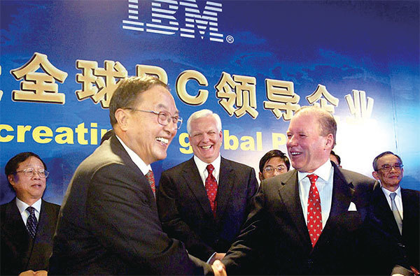 聯想集團創始人柳傳志讓聯想併購了IBM PC業務。圖為2004年12月8日在北京舉行的簽約儀式上，柳傳志（左）與IBM集團執行官John Joyce（右）。（STR / AFP）