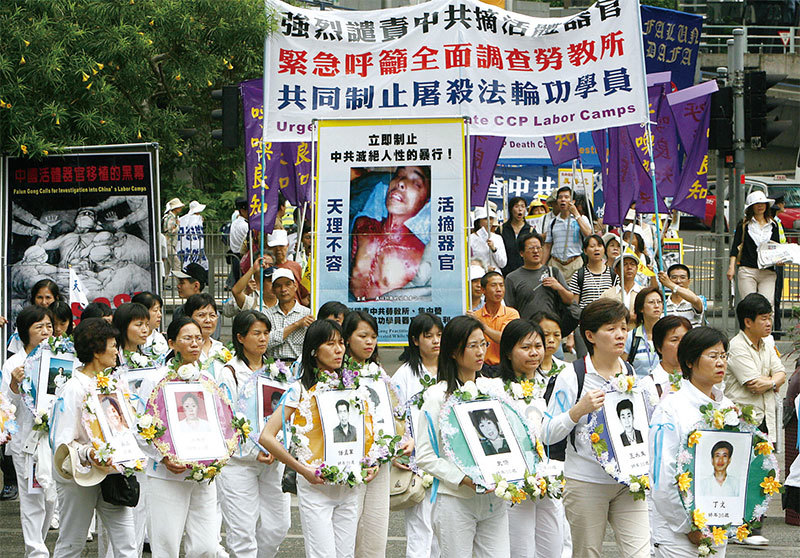 為了服務中共權貴階層，中國存在龐大的活人器官供體庫，以法輪功學員為主體，也有藏族、維族、基督徒等。圖為2006年香港遊行揭露中共活摘法輪功學員器官。（Getty Images）