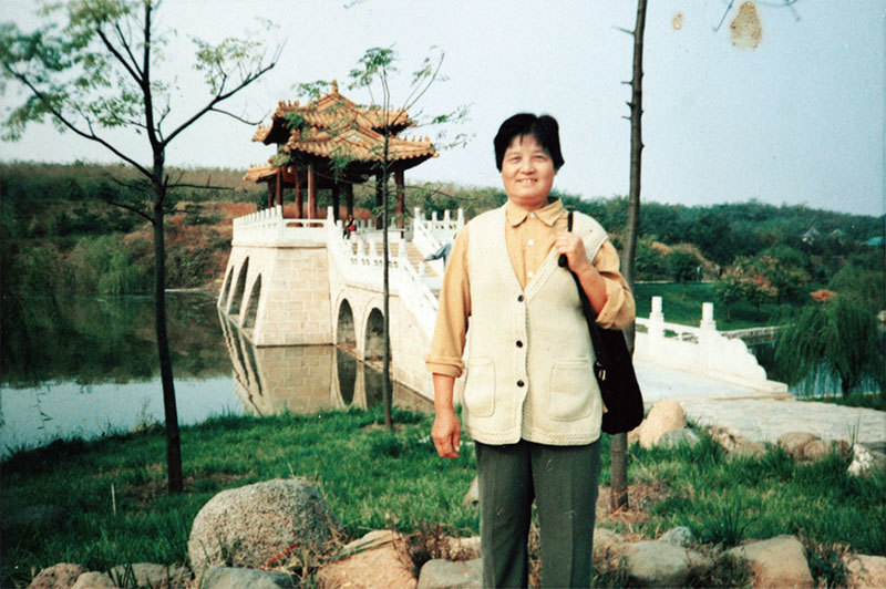 《華爾街日報》曾在頭版報導58歲的山東濰坊法輪功學員陳子秀被當地警察折磨致死,該報導獲著名的普利策新聞大獎。圖為陳子秀生前照。(明慧網)