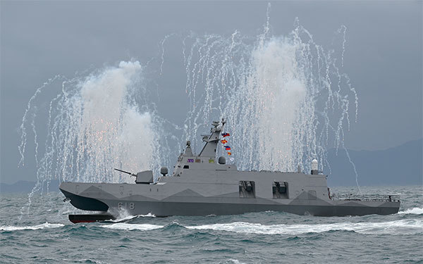 2022年1月7日，台灣基隆，一艘台灣軍用輕型護衛艦發射照明彈。（Sam Yeh / AFP）