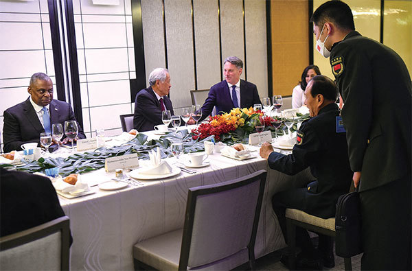 2022年6月11日，美國國防部長奧斯汀（左）和中共防長魏鳳和（右）在「香格里拉對話」的圓桌午餐會。（Roslan Rahman / AFP）