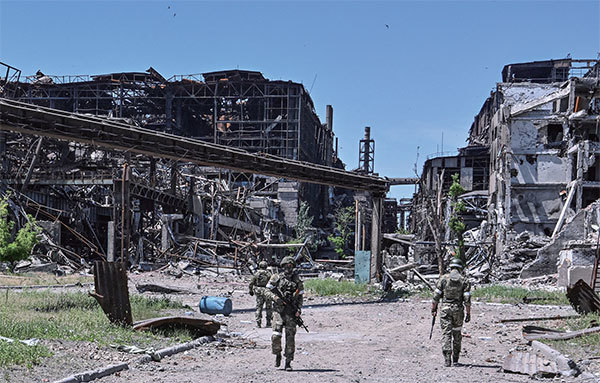 5月16日，俄軍宣布在馬里烏波爾的作戰行動結束，亞速鋼鐵廠的烏克蘭守軍向俄軍投降。圖為2022年6月13日，俄羅斯軍人在亞速鋼鐵廠巡邏。（Yuri Kadobnov / AFP）