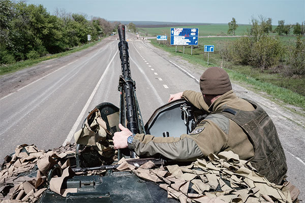 烏克蘭的軍隊在美國提供的高技術和情報支援下，以精確打擊應對俄軍的狂轟濫炸。圖為2022年4月26日，烏克蘭東部斯洛維安斯克附近一輛烏克蘭裝甲運兵車。（Yasuyoshi Chiba / AFP）