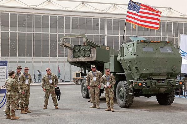 6月1日，美國宣布對烏克蘭提供第十一批軍事援助，其中包含了M142海馬斯多管火箭系統。圖為2022年3月6日，在沙特阿拉伯舉行的第一屆世界防務展期間，美軍站在M142海馬斯多管火箭系統旁。（Fayez Nureldine / AFP）