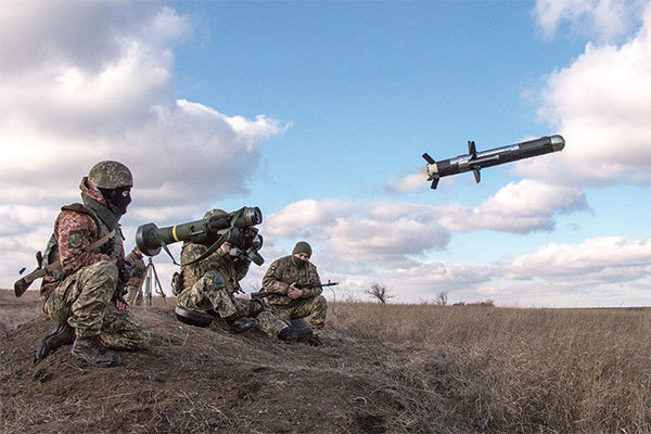烏克蘭國防部新聞部門2012年12月22日發布的照片顯示，烏克蘭軍人在頓涅茨克地區訓練期間發射一枚FGM-148標槍導彈，這是一種美國反坦克導彈。（Handout / Ukrainian Defence ministry press-service / AFP）