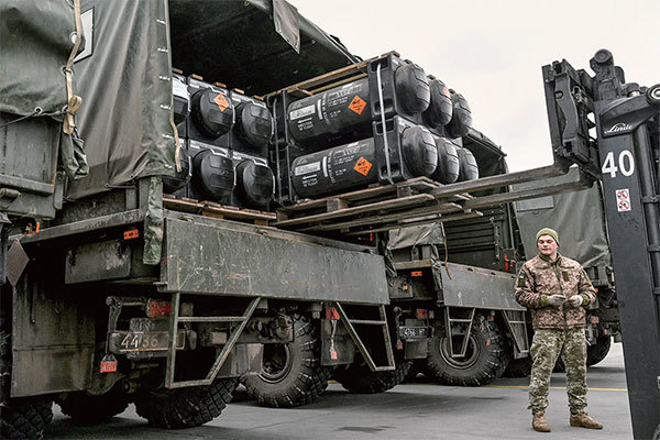 2022年2月11日，一輛卡車上裝載美國向烏克蘭提供的美國便攜式反坦克導彈FGM-148 Javelin。（Sergei Supinsky / AFP）