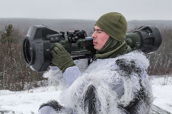 NLAW和其他反坦克導彈，這些導彈擊毀了大量俄軍的坦克和裝甲車輛，立下了赫赫戰功。圖為2022年1月28日一名烏克蘭軍人在烏克蘭西部利沃夫附近的射擊場，使用輕型反坦克武器（NLAW），進行演習。（AFP）