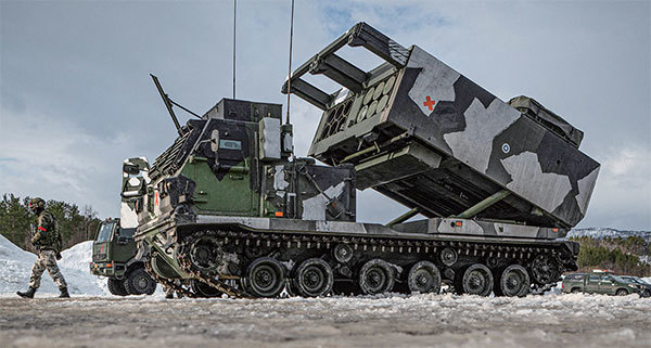 5月底，美國已宣布向烏克蘭提供M142海馬斯多管火箭發射系統，而英國也將提供M270多管火箭炮。圖為2022年3月22日挪威舉行的國際軍事演習期間，芬蘭國防軍的M270多管火箭發射系統。（Jonathan Nackstrand / AFP）