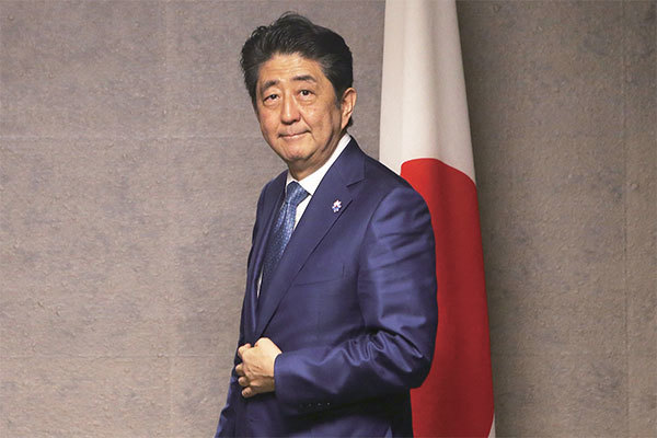 日本前首相安倍晉三留下了很多政治遺產。圖為2020年9月16日，即將卸任首相的安倍抵達東京辦公室後對媒體發表講話。（Kazuhiro Nogi / AFP）