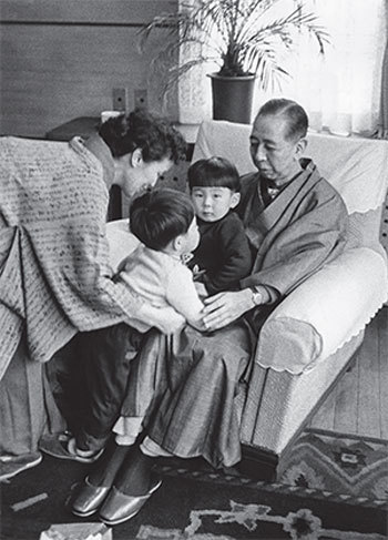 安倍晉三的父親安倍晉太郎曾是日本外相，外祖父岸信介是日本首相，安倍可謂是日本士族階層培養出的佼佼者。圖為安倍晉三（左二）與哥哥安倍博信（右二）與外祖父岸信介、外祖母的合影。（Intercontinentale / AFP）