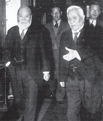 1909年10月26日，被刺殺前剛下火車的伊藤博文（左二）。（公有領域）