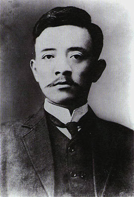 國民黨代理理事長宋教仁。1913年3月20日晚10點45分，奉袁世凱電召北上的宋教仁在上海北站檢票口突遭槍擊，22日淩晨不治身亡。（公有領域）