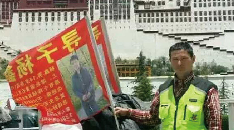 湖北黃石市的楊鑫於2015年5月在家門口走失，楊父兩年來自駕摩托車數萬公里尋找兒子。（受訪者提供）