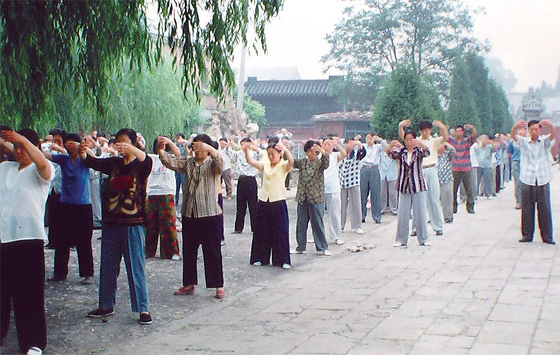1999年7月20日受迫害之前，法輪功學員在遼寧錦州義縣大佛寺集體煉功。（明慧網）