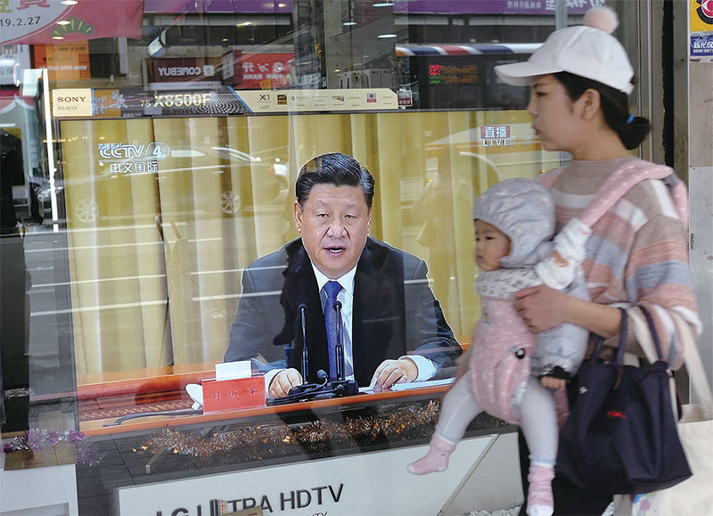 2019年1月2日，台北街頭一電視畫面播報習近平警告台灣統一不可阻擋，並提出「一國兩制」台灣方案，表示不承諾放棄使用武力。（Sam Yeh / AFP）