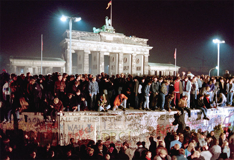戈爾巴喬夫消除二戰以來分裂歐洲的鐵幕，並促成了德國統一。圖為1989年11月11日，數以千計的年輕東柏林民眾聚集在柏林牆上。（Gerard Malie / AFP）