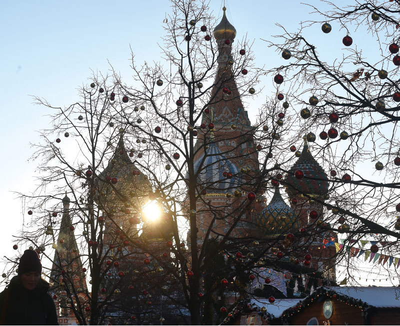 1991年12月25日，戈爾巴喬夫在聖誕節發表電視講話宣布蘇聯解體，敲響了上世紀最大的共產主義政權的「喪鐘」。圖為2016年紅場的聖誕集市，背景是聖瓦西里大教堂。（Natalia Kolesnikova / AFP）