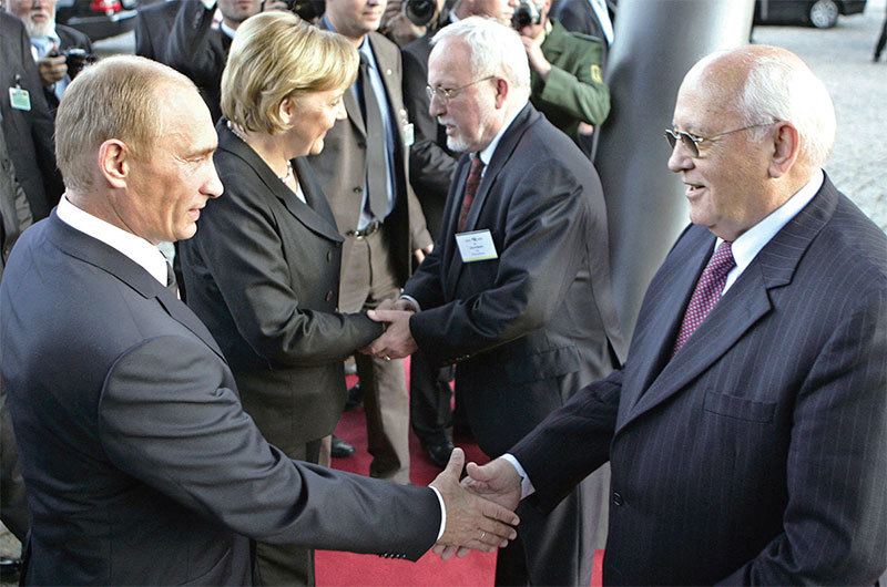 戈爾巴喬夫既是普京的偶像，也是普京的大俄羅斯帝國夢的夢魘。圖為2006年10月10日在德累斯頓舉行的第六屆德俄論壇會議期間，普京（左）與戈爾巴喬夫（右）握手。（Dmitry Astakhov / POOL / AFP）