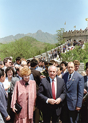 戈爾巴喬夫是中國民主轉型的一個好借鑒。圖為1989年5月17日，戈爾巴喬夫夫婦訪中期間參觀長城。（Catherine Henriette / AFP）