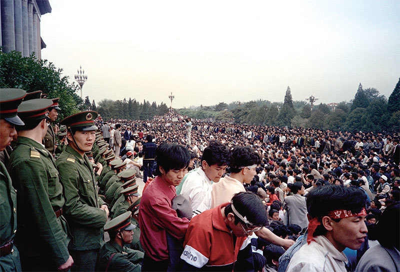 1989年5月16日，在天安門廣場的學潮中，戈爾巴喬夫與鄧小平在北京人民大會堂舉行中蘇高層會晤。（Toshio Sakai / AFP）