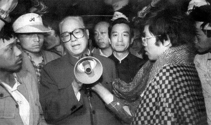 趙紫陽一度被寄希望於成為中國的戈爾巴喬夫。圖為1989年5月19日黎明時分，同情學生的趙紫陽（中）來到北京天安門廣場上用擴音器向學生絕食抗議者講話。（Xinhua / AFP）