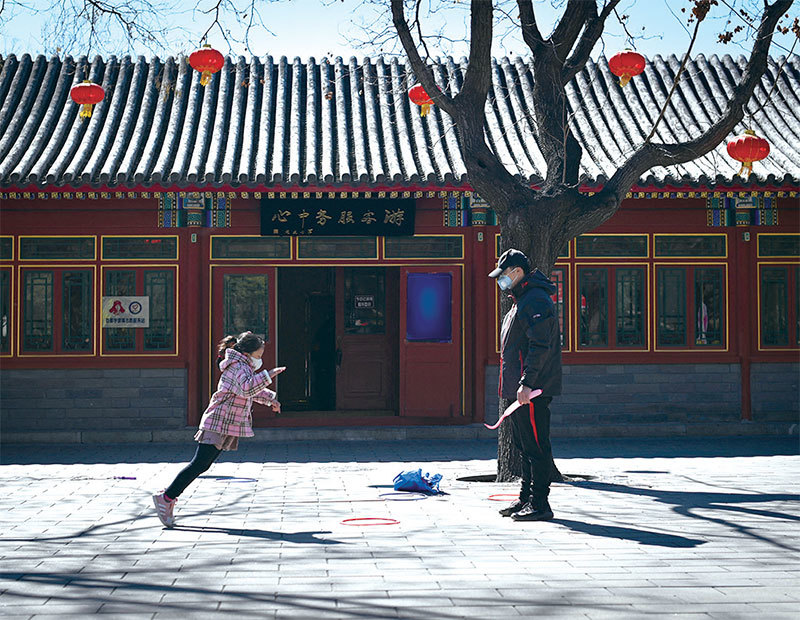中共民心喪盡，中國人清楚要推倒中共這堵牆。圖為在北京一個公園裡玩耍的父女。（Wang Zhao / AFP）