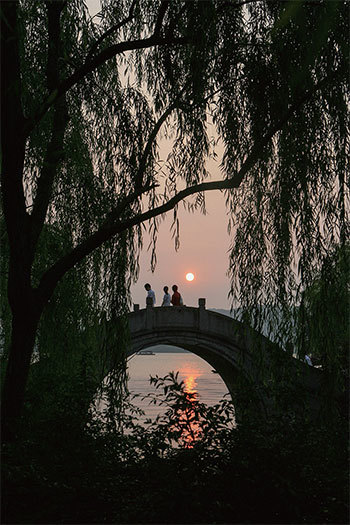 杭州西湖夕陽下，一座古老的石橋。（Mark Ralston / AFP）