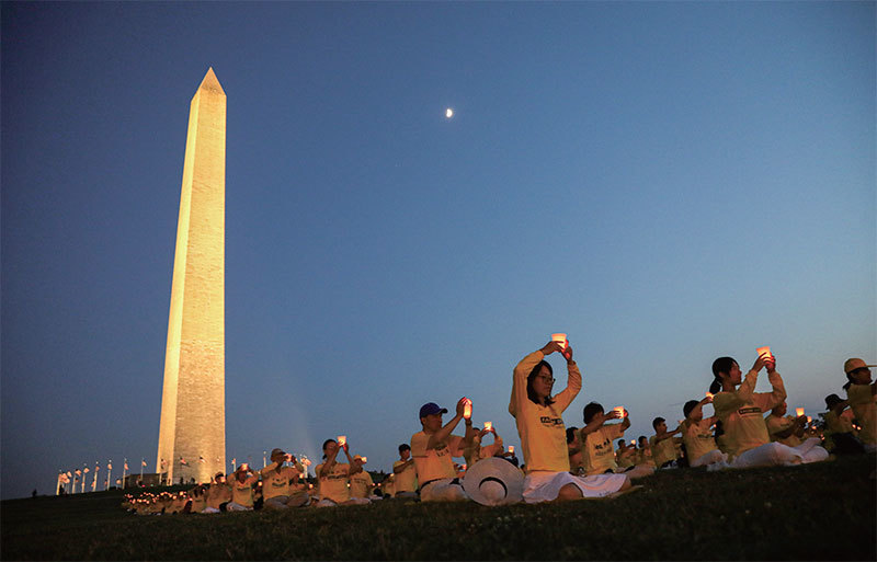 2021年7月16日，法輪功學員在華盛頓紀念碑參加燭光守夜活動，緬懷在中共長達22年的鎮壓中被迫害致死的受害者。（Samira Bouaou / The Epoch Times）