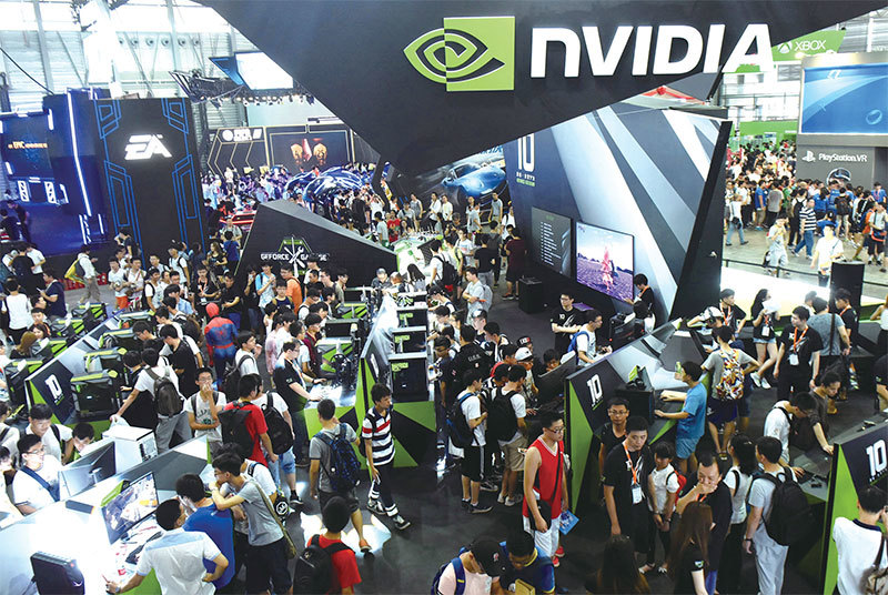 美發表AI芯片出口禁令，英偉達（Nvidia）和超微半導體（AMD）接到政府禁令，對中國區客戶斷供高性能GPU芯片。圖為2016年7月28日在上海舉行的中國數字娛樂博覽會上英偉達展台擠滿人潮。（STR / AFP）