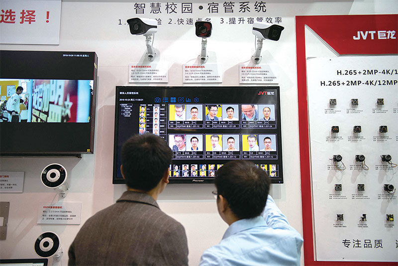 人工智能成了中共維穩的必備工具。圖為2018年10月24日，北京一安保展覽會上有人臉識別技術的AI攝像頭。（Nicolas Asfouri / AFP）