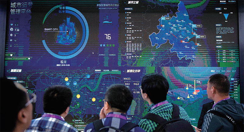 華爾街的直接投資與高科技企業孵化機制，創造了中國高科技產業，而這些產業背後的真正老闆是中共。圖為2018年10月24日，中國國際公共安全產品博覽會展示AI安全軟件。（Nicolas Asfouri / AFP）
