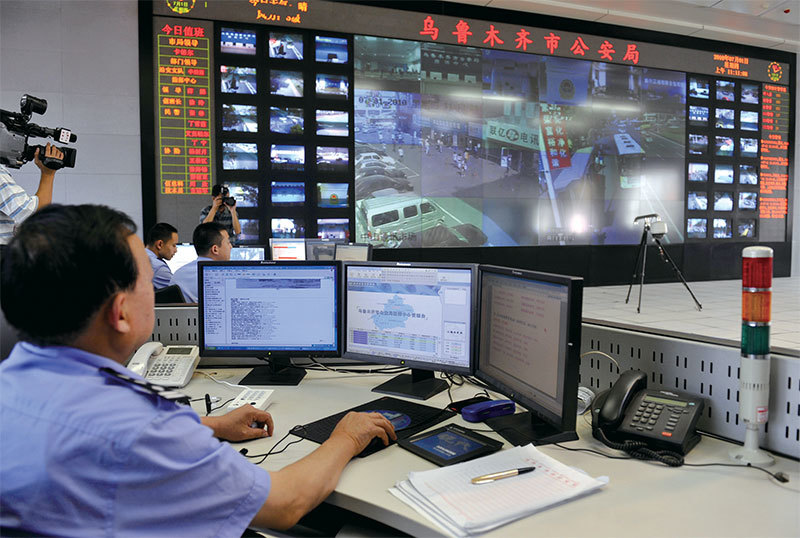 中共大力推動大數據時代，人民的一切都被監控。圖為中共公安正在監視居民。（China Out AFP Photo）