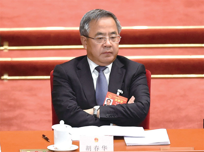 一度被視為習近平接班人的政治局委員兼國務院副總理胡春華被降級為中央委員，令外界吃驚。圖為2019年3月5日胡春華出席中共人大會開幕式。（Wang Zhao / AFP）