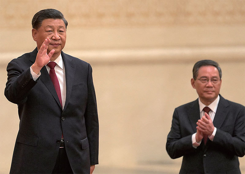 2022年10月23日，新一屆中共政治局常委亮相時，李強（右）緊隨習近平身後出場。（Wang Zhao / AFP）