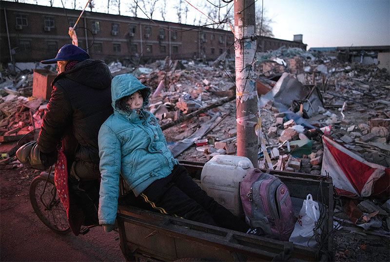 2017年入住北京之後，新官上任三把火，蔡奇開始清理、拆除北京近千個外來人口聚居的出租大院，大量廉價公寓被查封、關停，導致許多「北漂」一族一夜之間無家可歸。（Kevin Frayer / Getty Images）