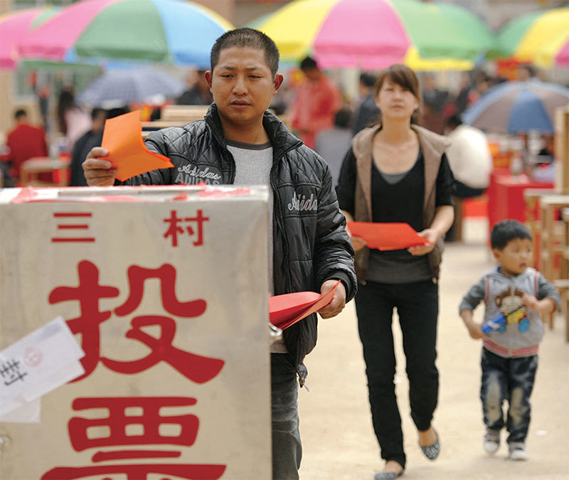 汪洋主政廣東後，處理「烏坎事件」，避用暴力，還讓烏坎村民自選村領導。圖為2012年3月4日，廣東烏坎村民投下了選票。（Peter Parks / AFP）