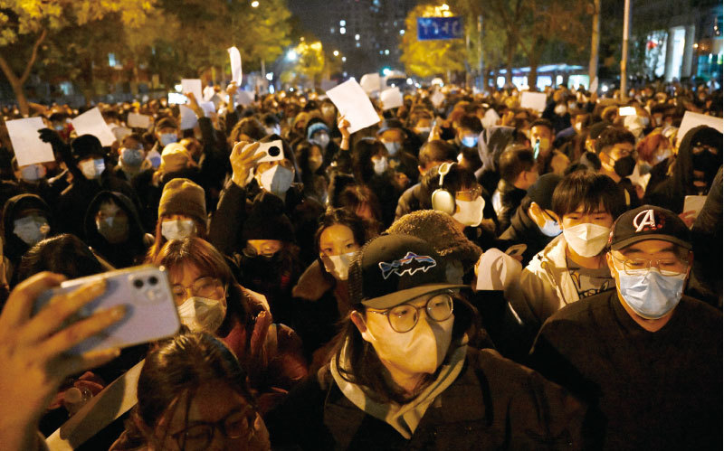 2022年11月27日，大批民眾在北京一場集會舉白紙抗議，表達對中共過度封控的憤怒。（Noel Celis / AFP）