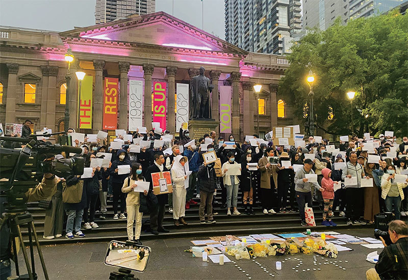 11月28日，來自中國大陸的民眾在澳洲墨爾本州立圖書館前聲援大陸多地的抗議活動，要求共產黨下台。（高木／大紀元）