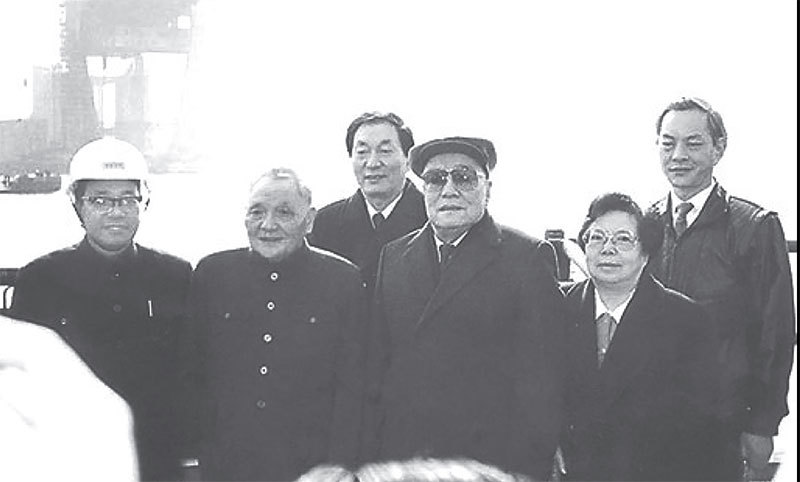 1992年1至2月，楊尚昆與鄧小平南巡（圖）。途中鄧多次發表「誰不改革誰下台」講話。江澤民為保住最高權力，假意承諾改革開放。（資料圖片）