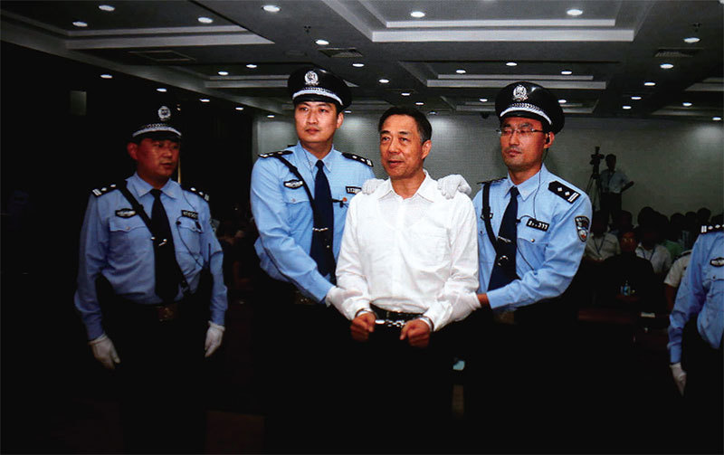 「追查國際」發表的錄音調查顯示，江澤民直接下令活摘法輪功學員器官，薄熙來也說是「江主席」下令。圖為2013年9月22日，薄熙來（中）被宣判無期徒刑。（Feng Li / Getty Images）
