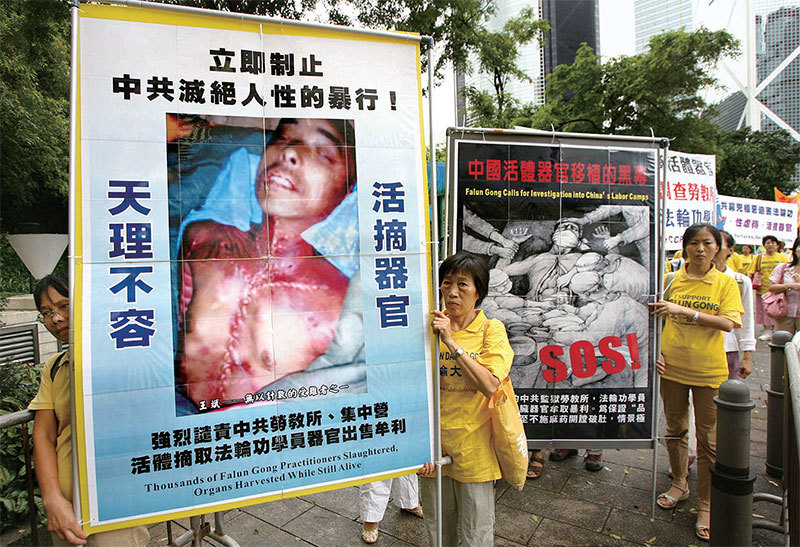 2006年6月28日，法輪功學員在香港集會遊行反迫害，並揭露中共活摘法輪功學員器官的罪行。（Mike Clarke / AFP）